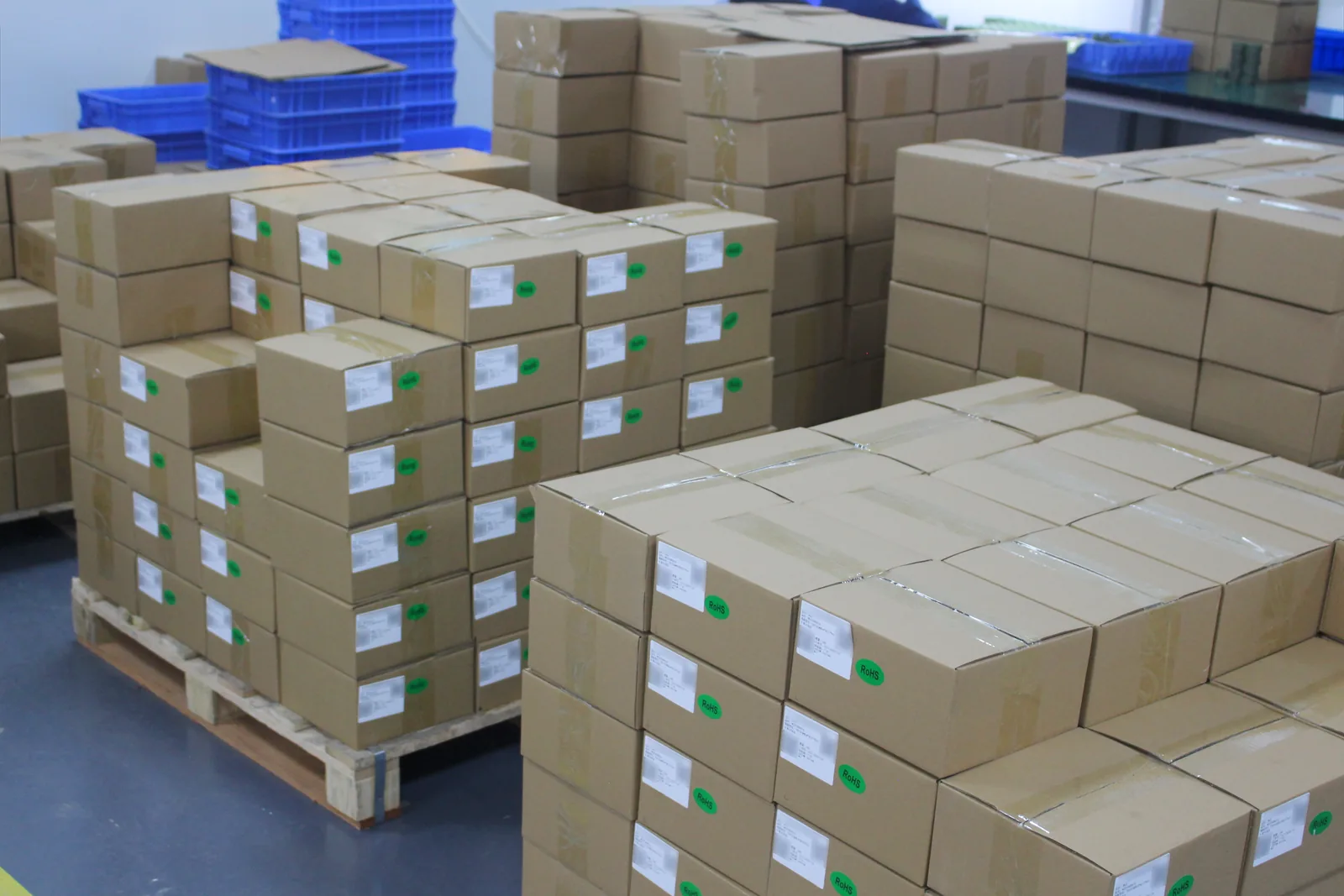 Scatole etichettate su pallet nel magazzino prodotti finiti.