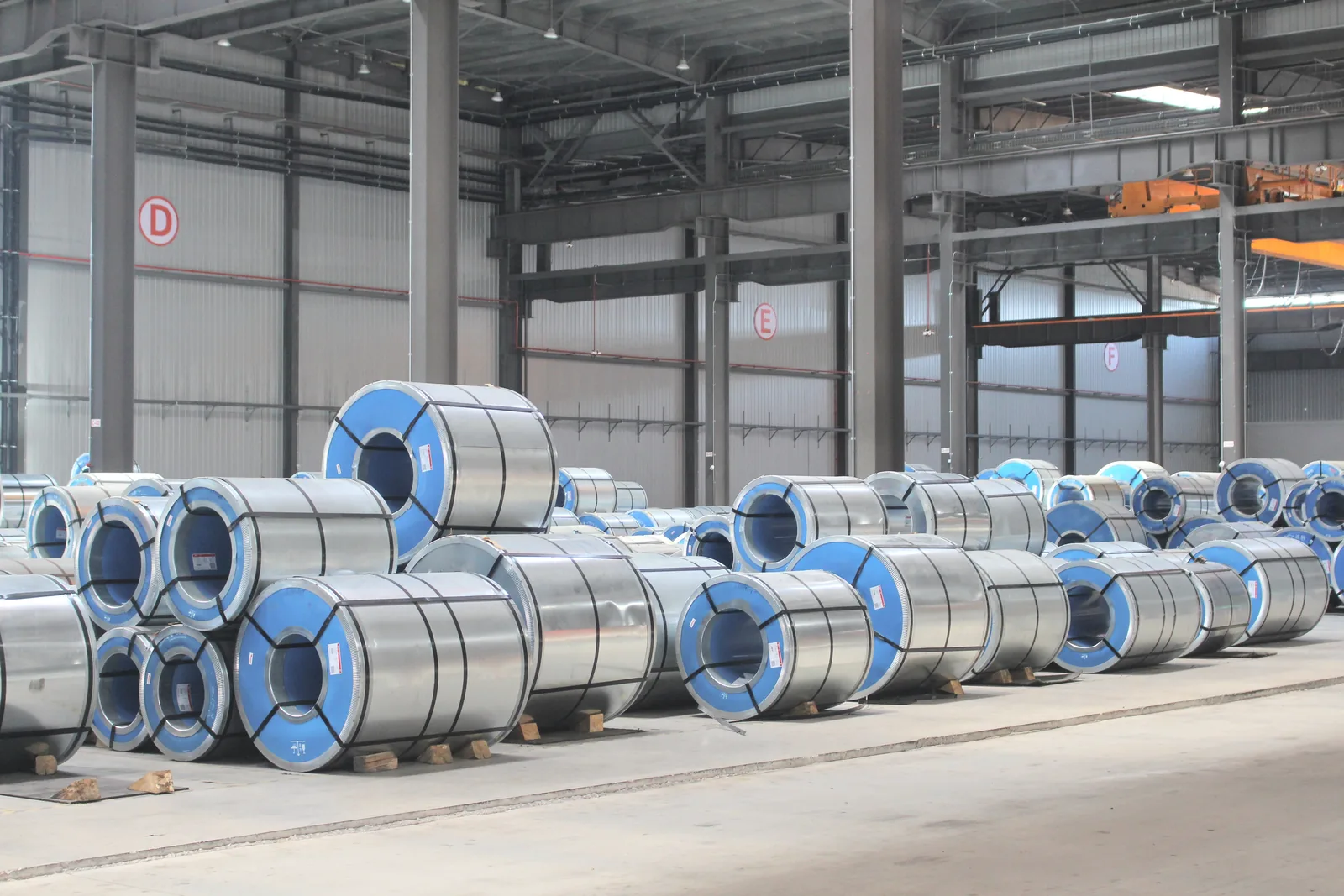 Kornorientierte Coils in unserem Lager. Jedes Coil ist bis zu seiner Baosteel-Coilnummer und seinem Werkszeugnis rückverfolgbar.