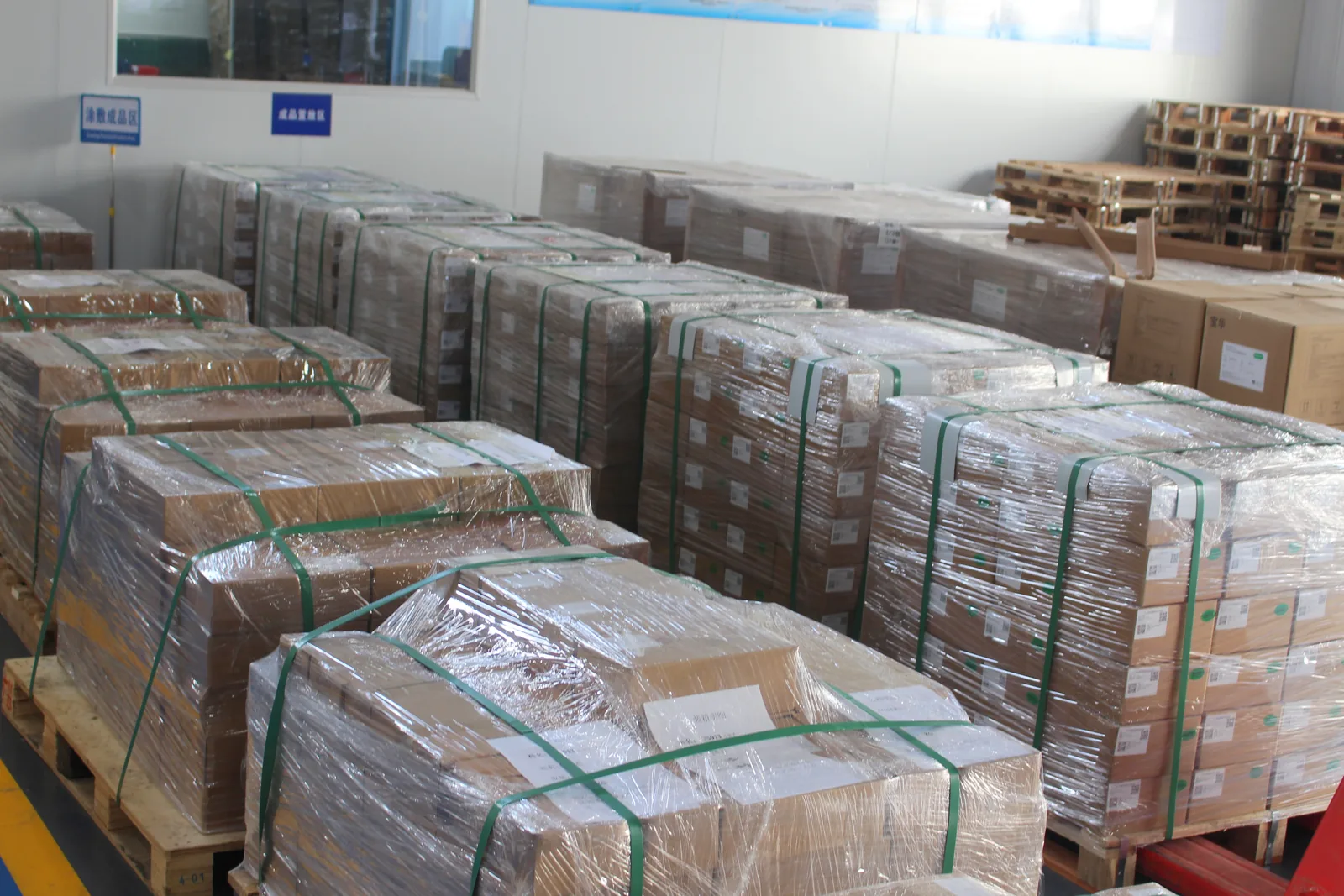 Lamierini pallettizzati, avvolti con film estensibile e reggiati, pronti per il carico in container.
